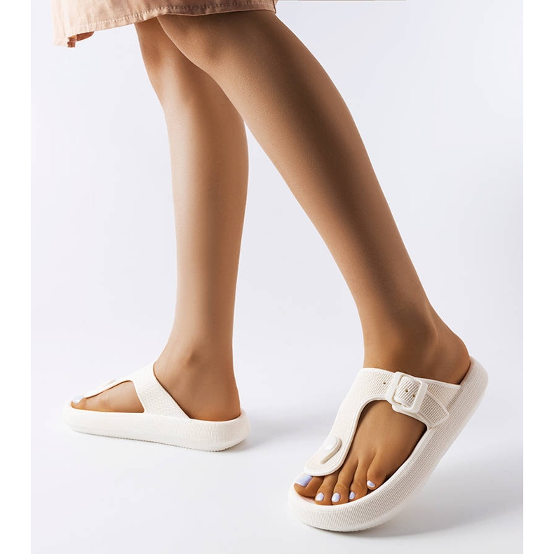 A Moretti fehér papucsai 2 A Moretti fehér papucsai 2