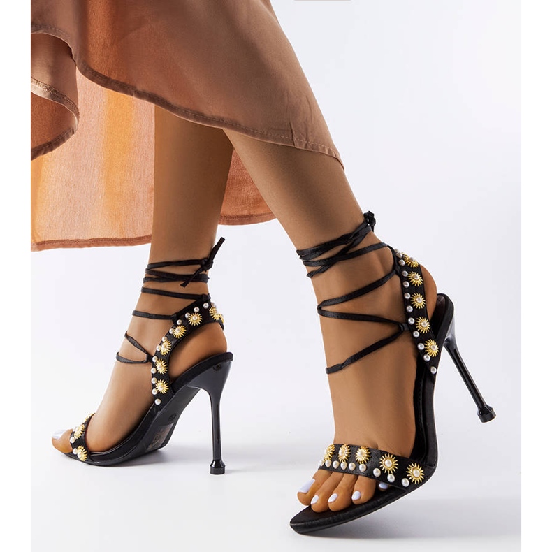 Grange gyöngyökkel díszített fekete szandál 1