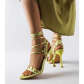 Grange gyöngyökkel díszített zöld szandál 1