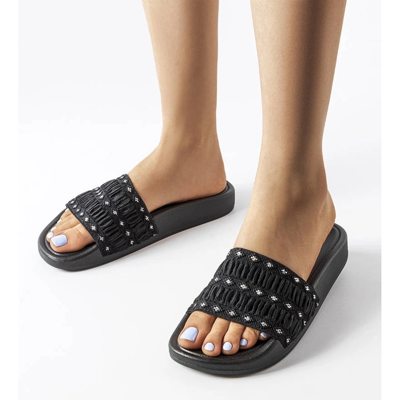 Fodorral díszített fekete csúszkák az Ernesttől 1