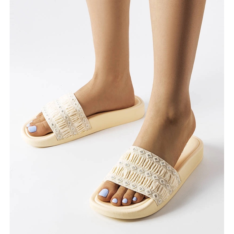 Fodorral díszített bézs csúszkák az Ernesttől 1 Fodorral díszített bézs csúszkák az Ernesttől 1