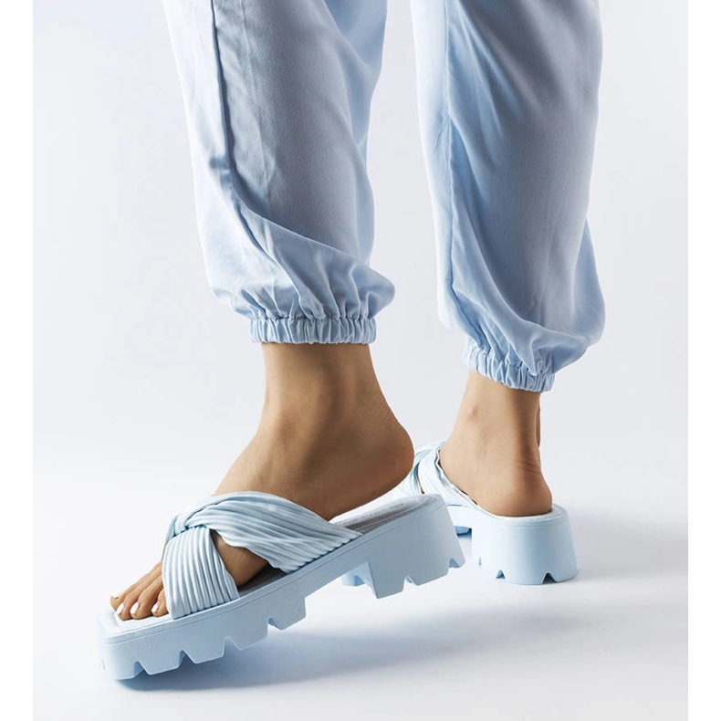 Inna Dubé kék traktortalp csúszkák 2