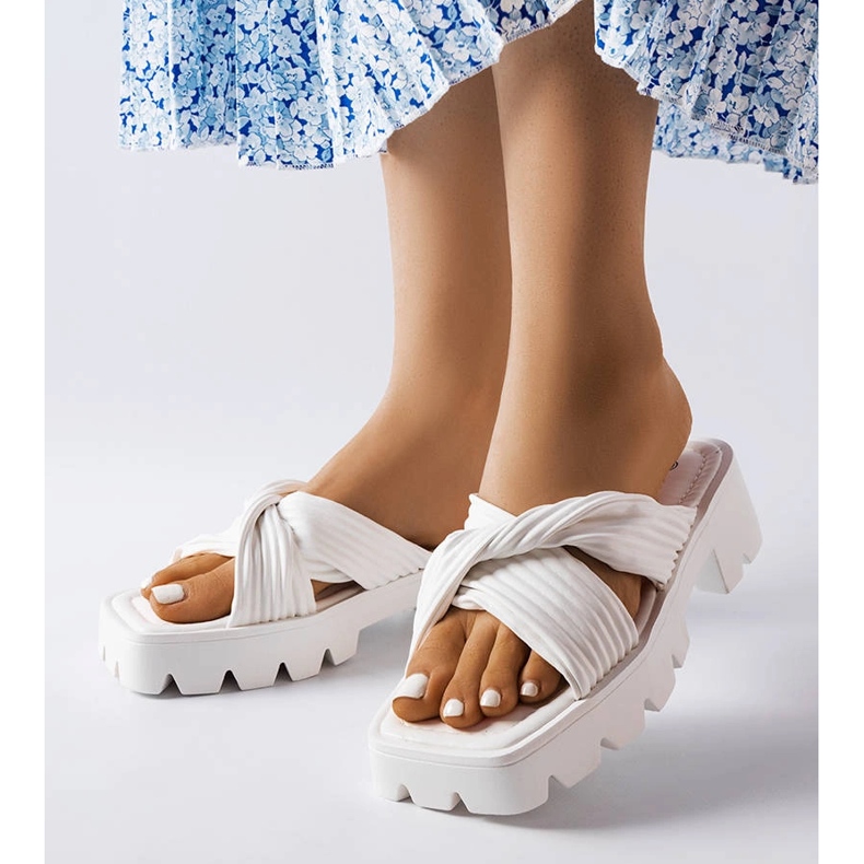 Dubé fehér csúszkák traktortalppal bézs 1