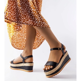 Hozzáférés a fekete ékszandálhoz 1