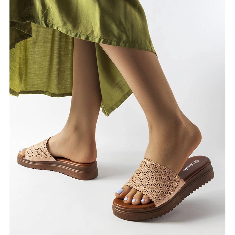 Rózsaszín áttört csúszkák cirkóniákkal az Irvine-tól 2