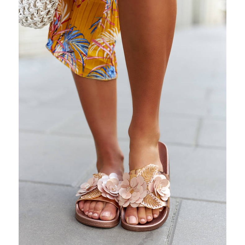 Arany papucsok dekoratív felsőrésszel a Caggio-tól aranysárga 1