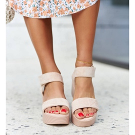 A márka bézs színű szandálja Nerea 1