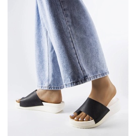 A márka fekete ékszandálja Monferrato 2