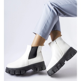 Masszív fehér és fekete Petronio bokacsizma 1