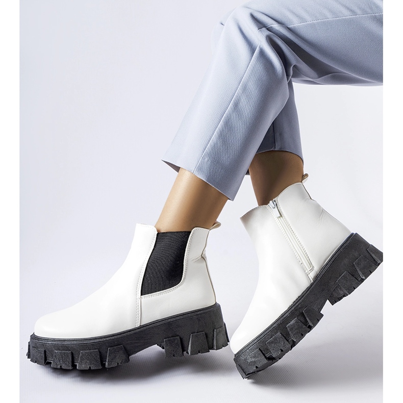 Masszív fehér és fekete Petronio bokacsizma 1