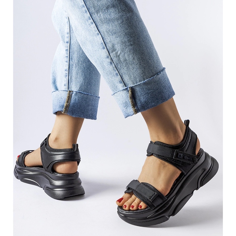 Fekete sportszandál a Tampa platformon 1