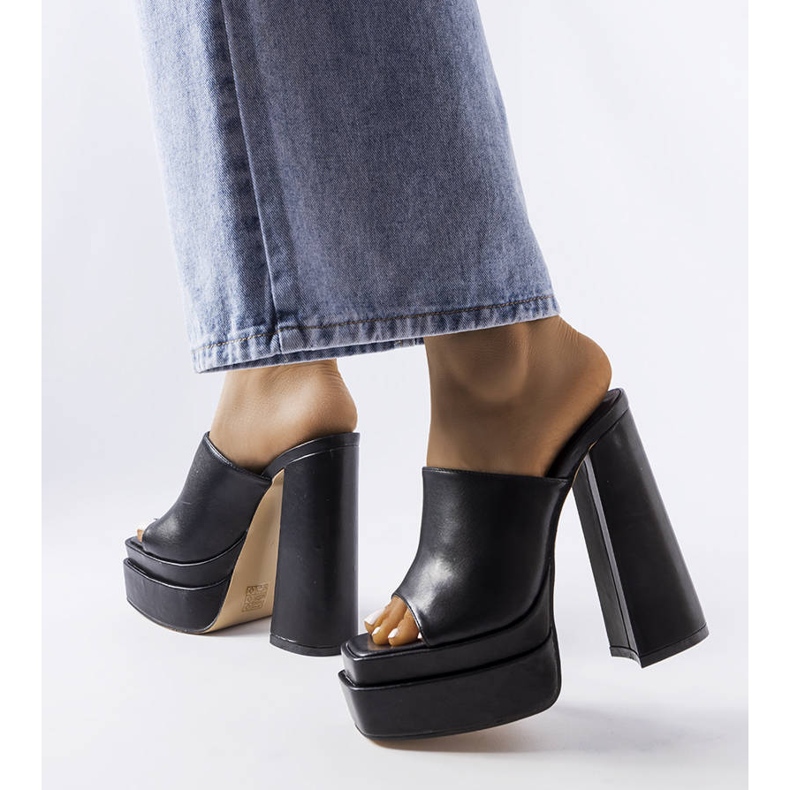 BM Fekete magassarkú szandál a Mercure márkától 1