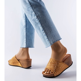 A márka sötét bézs szandálja Guymon 2