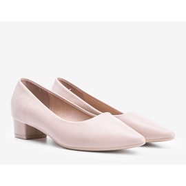 Bézs színű szivattyúk egy alacsony Zafira oszlopon 1