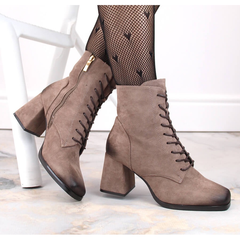 Női velúr bokacsizma fűzővel és cipzárral, barna Potocki SZ12185 1