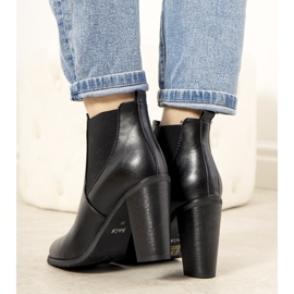 Fekete szigetelt csizma a Castro oszlopon 1