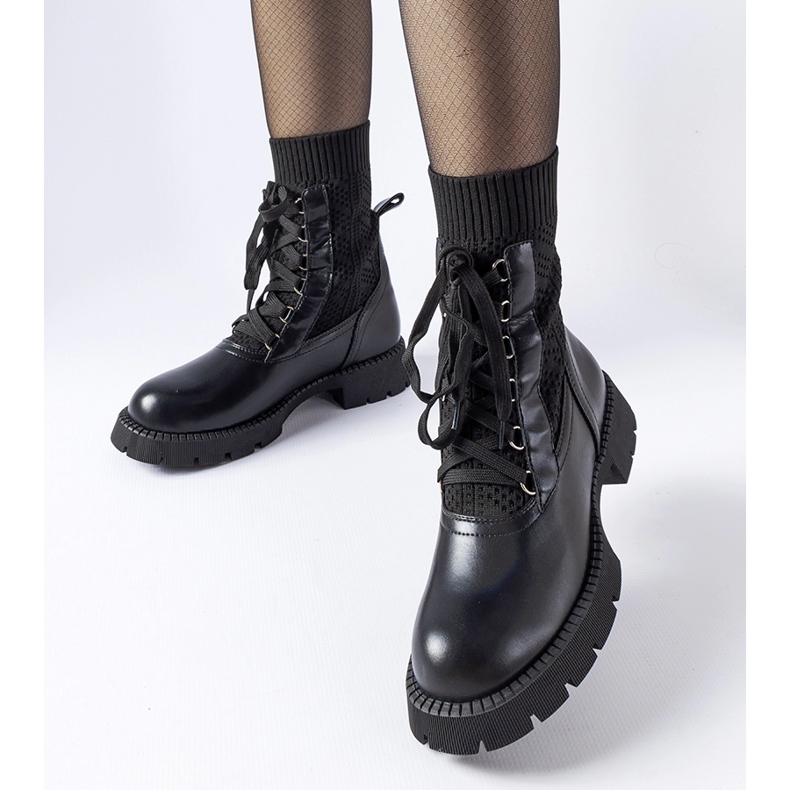 Fekete áttört tornacipő a Portico-tól 1