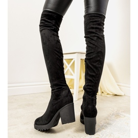 Fekete csizma a Pakunsso szigetelt oszlopon 2