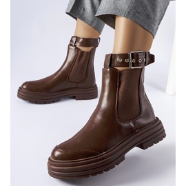 Barna csizma dekoratív rögzítéssel a Jonesboro-tól 1 Barna csizma dekoratív rögzítéssel a Jonesboro-tól 1