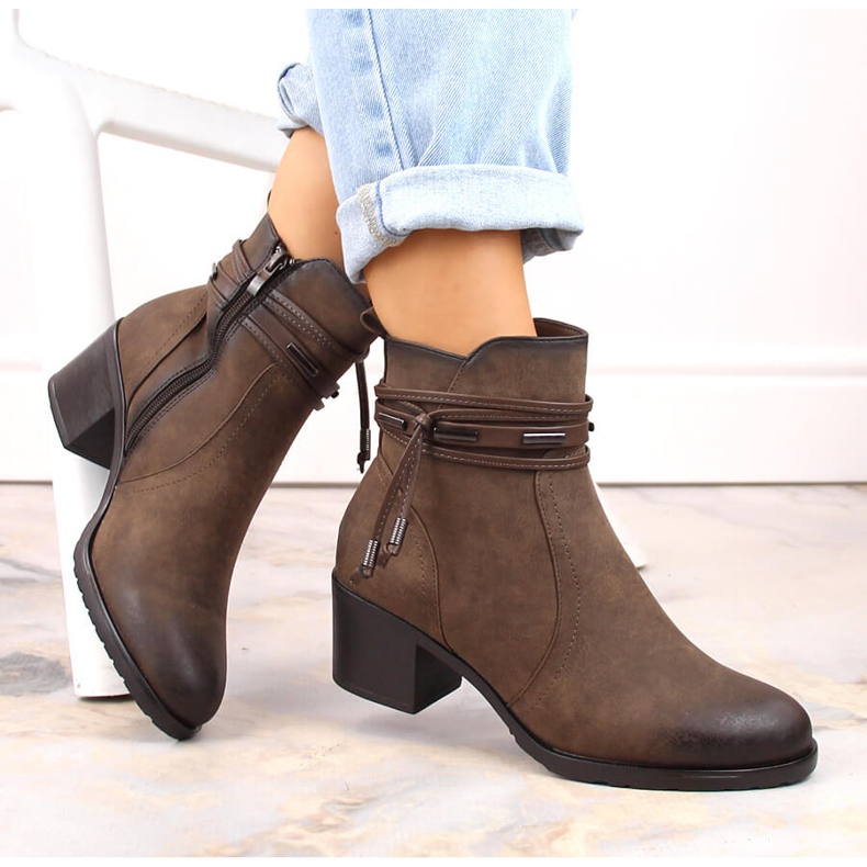 Női magas sarkú csizma díszítéssel, hőszigetelt barna Jezzi ASA128-37 2