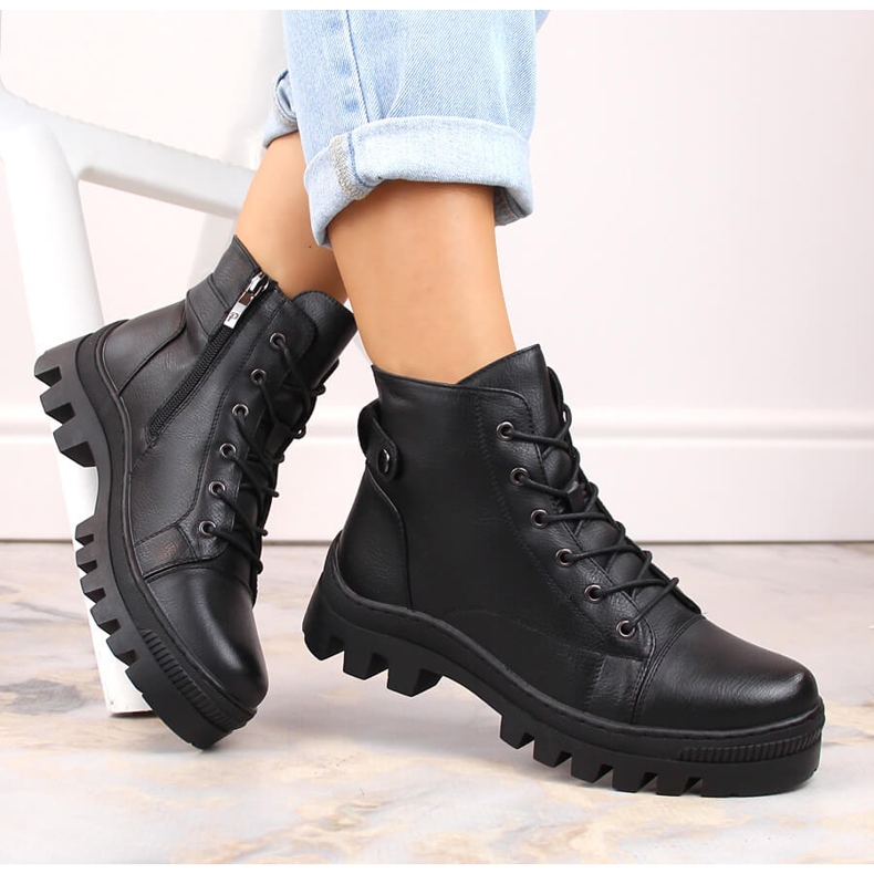 Fekete női bokacsizma Potocki SZ12168 1