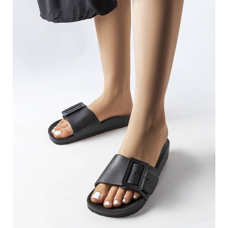 Fekete gumi csúszkák csattal a Nelmtől 1 Fekete gumi csúszkák csattal a Nelmtől 1