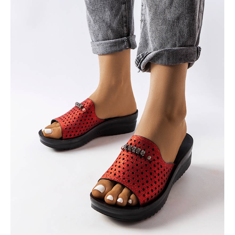 Inna Piros fényes ékszandál a Liisa márkától fekete 1