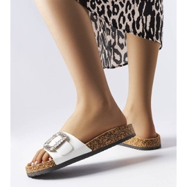 BM Millicent strasszokkal díszített fehér papucs 2