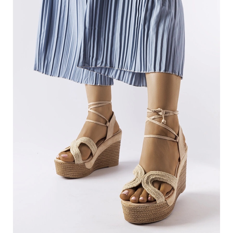 Bézs ék alakú espadrillák a Bertától 1