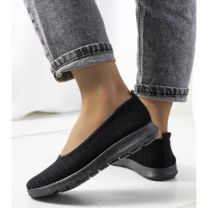 Fekete áttört tornacipő az Ilse cégtől 1