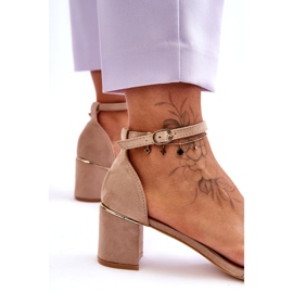 Szandál Egy Bézs Stabil Sarkú 2