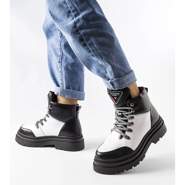 Fekete-fehér szigetelt csizma a Solofra márkától 1