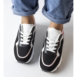 Inna Fekete és rózsaszín sportcipő a Faurentől 1