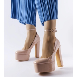 Bézs lakkozott magassarkú pumpák a Colle-tól 1