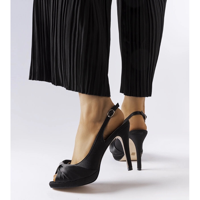 Fekete magassarkú szandál a Crispin márkától 1