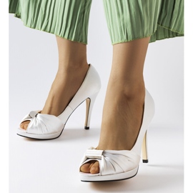 Paré fehér, nyitott orrú sarok 1