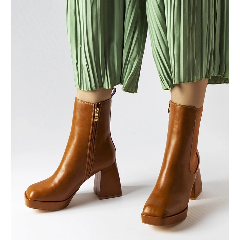 Barna vaskos sarkú csizma a Watson márkától 1 Barna vaskos sarkú csizma a Watson márkától 1