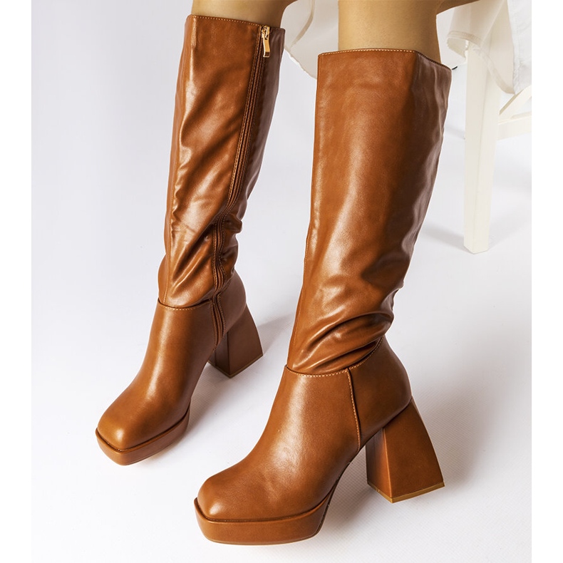 Barna csizma masszív oszloppal a Villanovától 1