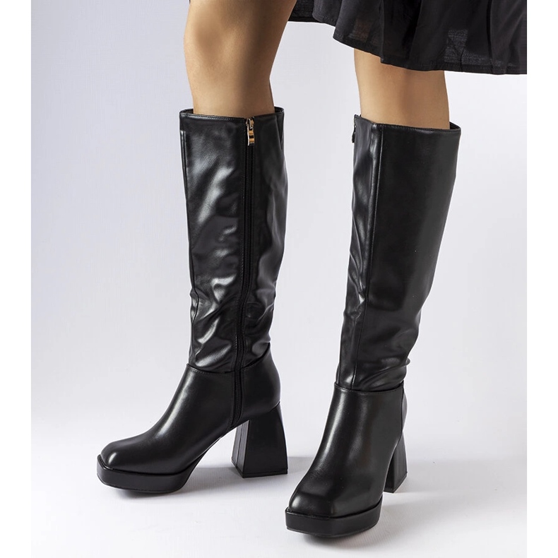 Fekete csizma egy hatalmas oszlopon a Villanovától 1