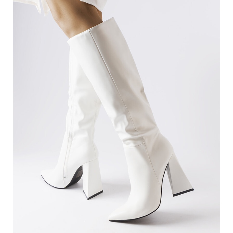 Medicina fehér csizma a poszton 1