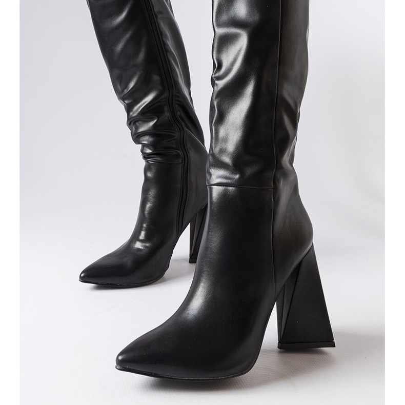 Medicina fekete csizma a poszton 2