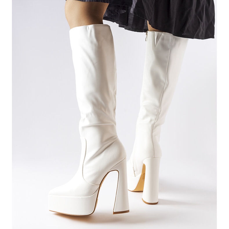 Fehér csizma egy hatalmas poszton a Sovizzotól 1