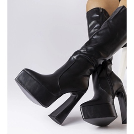 Fekete csizma egy hatalmas poszton Sovizzotól 2 Fekete csizma egy hatalmas poszton Sovizzotól 2