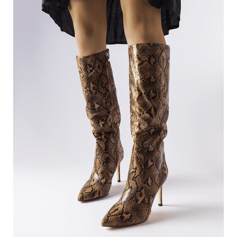 Kárminbarna kígyóbőr magas sarkú csizma 1