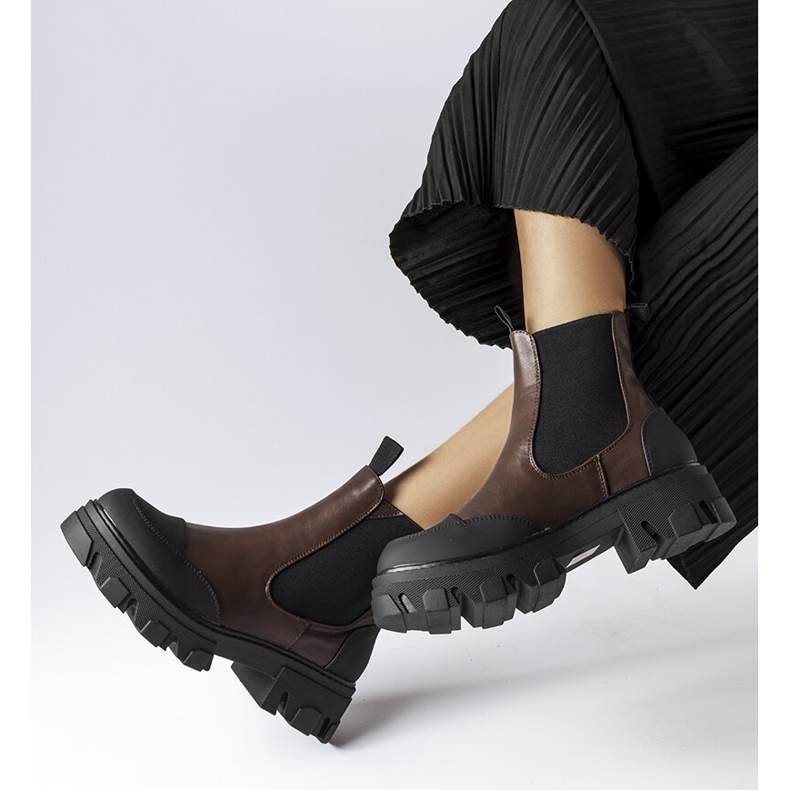 Sötétbarna bebújós csizma a Sibyla márkától 1 Sötétbarna bebújós csizma a Sibyla márkától 1