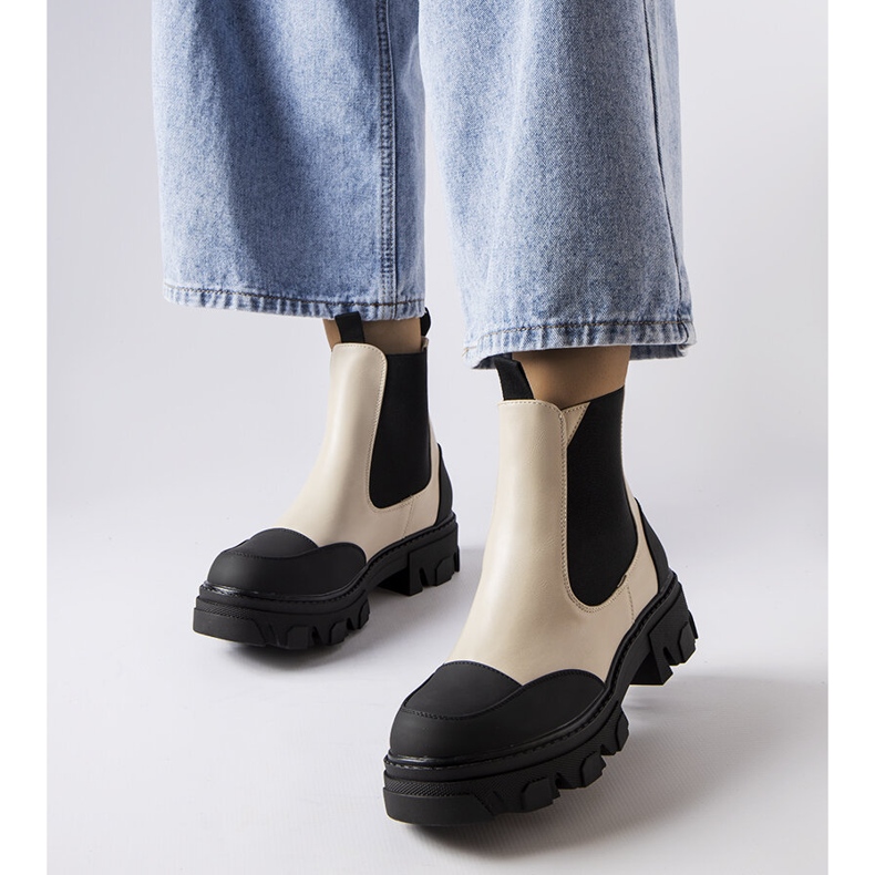 Bézs és fekete színű bebújós csizma a Sibylától 1