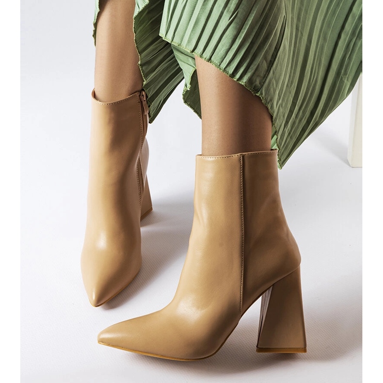 A márka bézs bokacsizmája Abelina 1