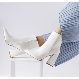 A márka fehér bokacsizmája Abelina 1