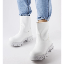 A Wuori márka fehér bebújós munkáscipője 1