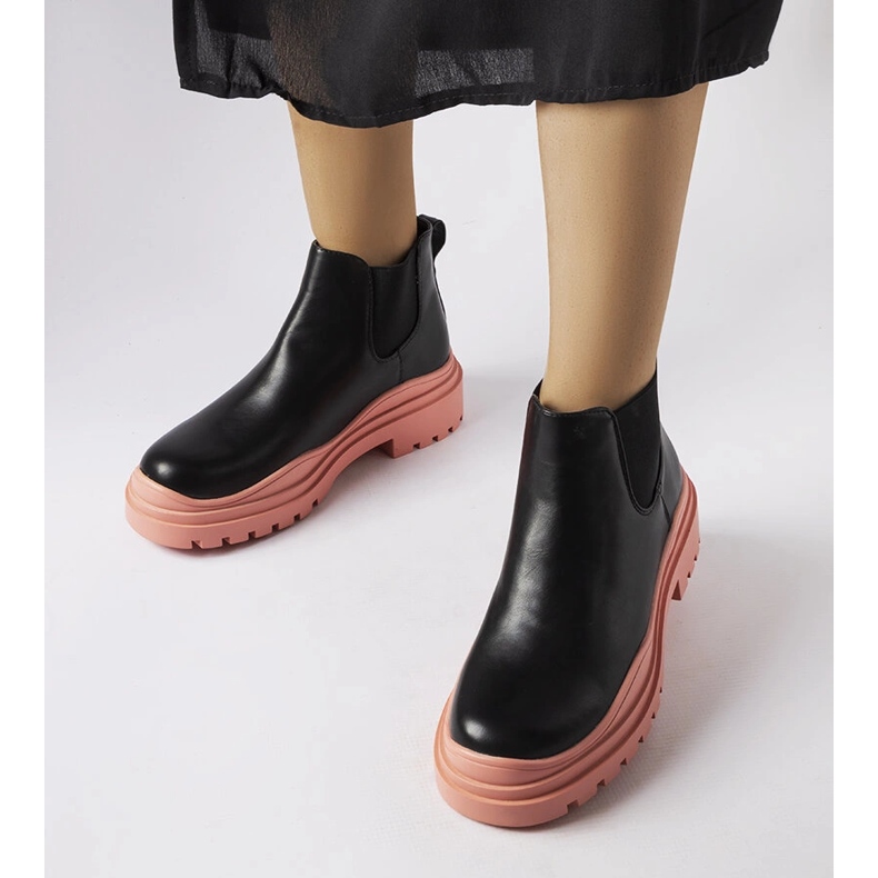 Fekete bokacsizma egy színes Marinone platformon 1